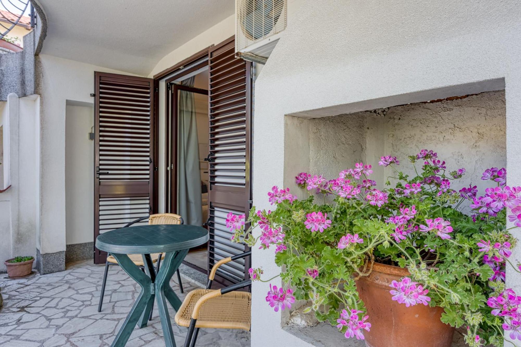 Guest House Jolanda เมดูลิน ภายนอก รูปภาพ